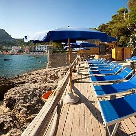 Sleeps 6 Pool Air Con Wifi Nerano
