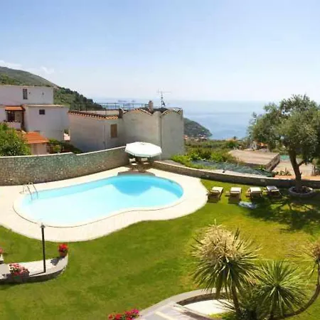 Sleeps 6 Pool Air Con Wifi Nerano